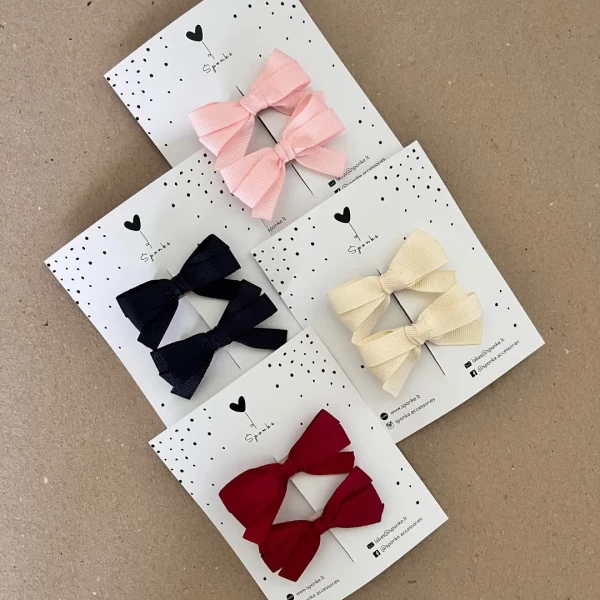 Bantukai į plaukus mergaitems puikiai dera prie uniformos