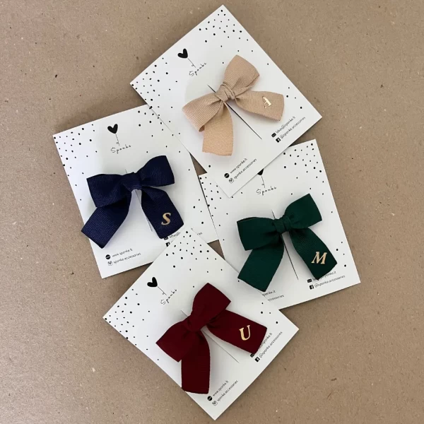 Bantukas į plaukus derantis prie mokyklines uniformos