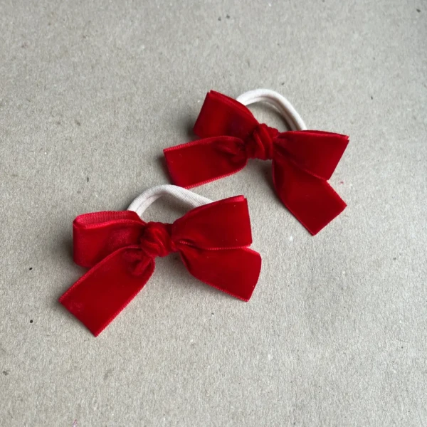 raudonas bantukas gumutės į plaukus