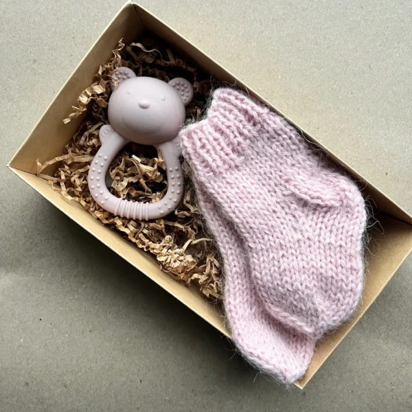 megztos kojinytės ir silikoninis kramtukas barškutis