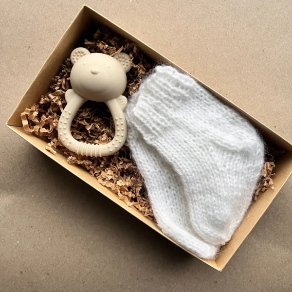 megztos kojinytės ir silikoninis kramtukas barškutis