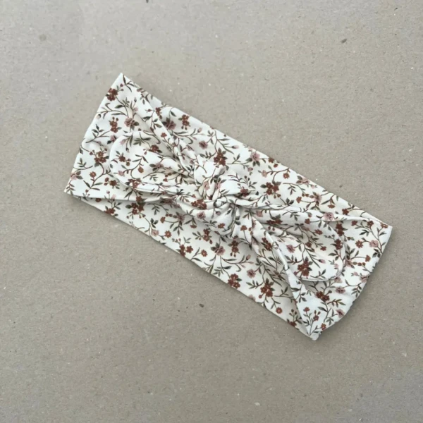 Plati galvos juosta mergaitei su smulkių rudų gėlių raštu