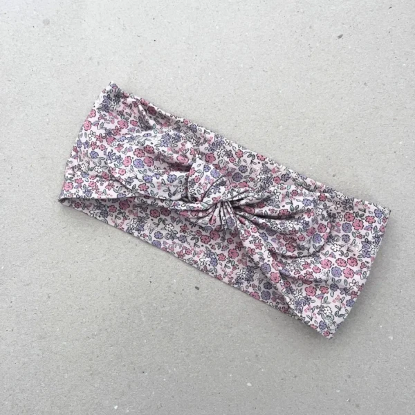 Plati galvos juosta mergaitei su pastelinių gėlių raštu „Pastelinė pieva“
