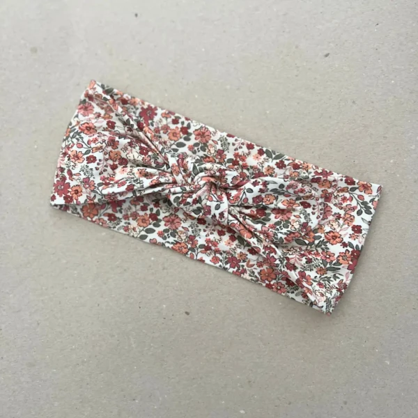 Plati galvos juosta mergaitei su bordo gėlių žiedais