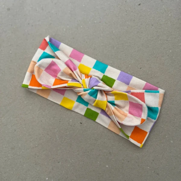 Plati galvos juosta mergaitei su spalvotų kvadratėlių raštu