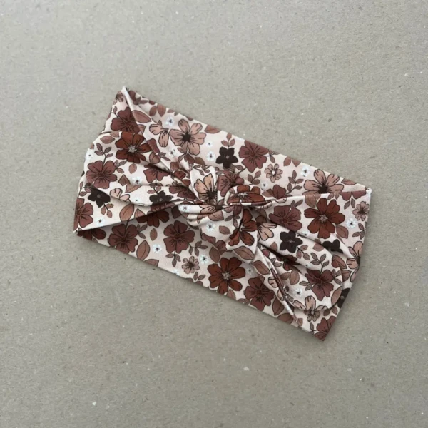 Plati galvos juosta mergaitei su rusvų žiedų gėlių raštu