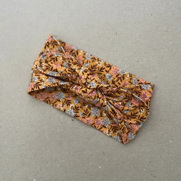 Plati galvos juosta mergaitei medaus spalvos su gėlių pievos raštu